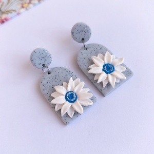 Cercei handmade eleganti � baza gri cu sclipici si floare alba cu accent albastru marin, Bijuterii, Cercei, Cercei cu figurine, Confectionarea bijuteriilor, Lucrare cu argila, ARTYNOS