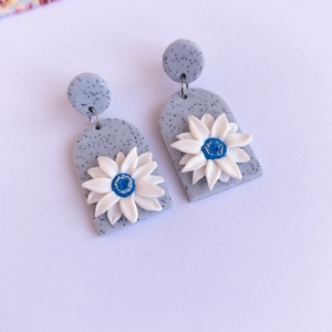 Cercei handmade eleganți � bază gri cu sclipici și floare albă cu accent albastru marin - bijuterii - cercei - cercei cu figurine - Artynos.ro