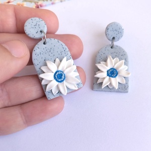 Cercei handmade eleganți � bază gri cu sclipici și floare albă cu accent albastru marin - bijuterii - cercei - cercei cu figurine - Artynos.ro