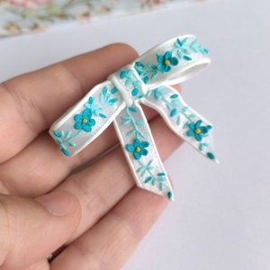 Brosa fundita handmade � Fimo alb translucid cu broderie turqois, design delicat - Artynos.ro