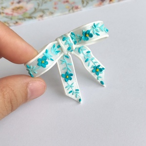 Broșă fundiță handmade � Fimo alb translucid cu broderie turqois, design delicat - accessorii și unelte - broșă, cerc, încuietoare - Artynos.ro