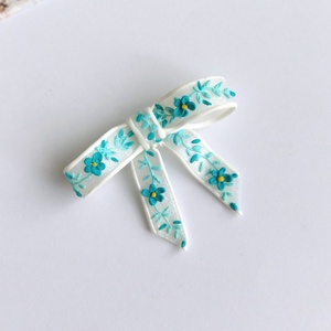 Broșă fundiță handmade � Fimo alb translucid cu broderie turqois, design delicat - accessorii și unelte - broșă, cerc, încuietoare - Artynos.ro