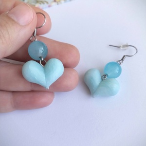 Cercei handmade din lut polimeric in forma de inima, albastru pastel, cu margele din piatra semipretioasa, Bijuterii, Cercei, Cercei cu figurine, Confectionarea bijuteriilor, Lucrare cu argila, Cercei realizati manual din lut polimeric, in forma de inima, in nuante delicate de albastru pastel..., ARTYNOS