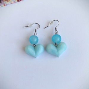 Cercei handmade din lut polimeric în formă de inimă, albastru pastel, cu mărgele din piatră semiprețioasă - bijuterii - cercei - cercei cu figurine - Artynos.ro