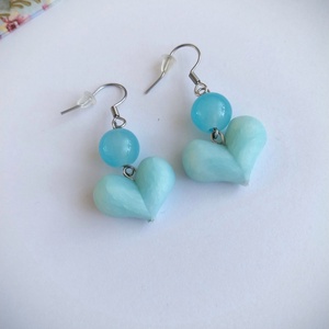 Cercei handmade din lut polimeric în formă de inimă, albastru pastel, cu mărgele din piatră semiprețioasă - bijuterii - cercei - cercei cu figurine - Artynos.ro
