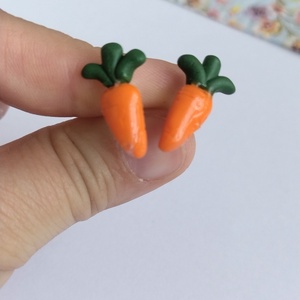 Cercei stud din lut polimeric � morcovi miniaturi handmade  - bijuterii - cercei - cercei cu figurine - Artynos.ro