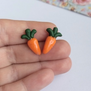 Cercei stud din lut polimeric � morcovi miniaturi handmade  - bijuterii - cercei - cercei cu figurine - Artynos.ro
