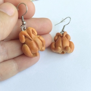 Cercei stud handmade din lut polimeric � pui la rotisor miniatura �, Bijuterii, Cercei, Cercei cu figurine, Confectionarea bijuteriilor, Lucrare cu argila, ARTYNOS