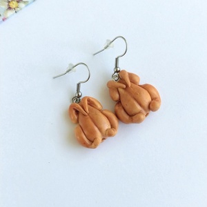 Cercei stud handmade din lut polimeric � pui la rotisor miniatură � - bijuterii - cercei - cercei cu figurine - Artynos.ro