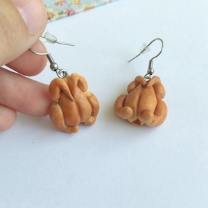 Cercei stud handmade din lut polimeric � pui la rotisor miniatură � - bijuterii - cercei - cercei cu figurine - Artynos.ro