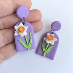 Cercei stud mov cu floare de narcisă albă � handmade din lut polimeric - bijuterii - cercei - cercei cu figurine - Artynos.ro