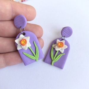 Cercei stud mov cu floare de narcisă albă � handmade din lut polimeric - bijuterii - cercei - cercei cu figurine - Artynos.ro