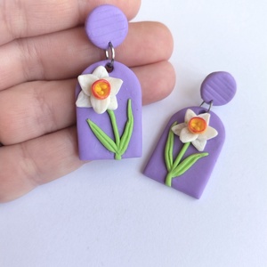 Cercei stud mov cu floare de narcisă albă � handmade din lut polimeric - bijuterii - cercei - cercei cu figurine - Artynos.ro