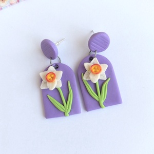 Cercei stud mov cu floare de narcisa alba � handmade din lut polimeric, Bijuterii, Cercei, Cercei cu figurine, Confectionarea bijuteriilor, Lucrare cu argila, ARTYNOS