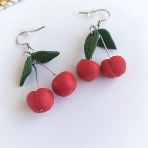 Cercei handmade cireșe din lut polimeric, design jucăuș - bijuterii - cercei - cercei lungi - Artynos.ro