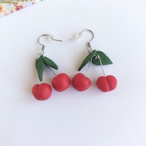 Cercei handmade cireșe din lut polimeric, design jucăuș - bijuterii - cercei - cercei lungi - Artynos.ro