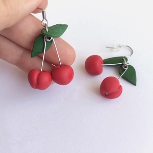 Cercei handmade cireșe din lut polimeric, design jucăuș - bijuterii - cercei - cercei lungi - Artynos.ro