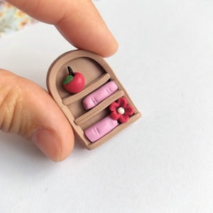 Brosa Biblioteca  lut polimeric accesoriu unicat, Bijuterii, Brose, Confectionarea bijuteriilor, Lucrare cu argila, Brosa handmade realizata din lut polimeric, in forma de mini biblioteca decorata cu carti, o floare..., ARTYNOS