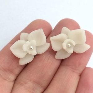 Cercei flori albe tip orhidee � handmade din lut polimeric, design delicat minimalist - bijuterii - cercei - cercei cu figurine - Artynos.ro