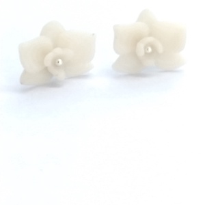 Cercei flori albe tip orhidee � handmade din lut polimeric, design delicat minimalist - bijuterii - cercei - cercei cu figurine - Artynos.ro