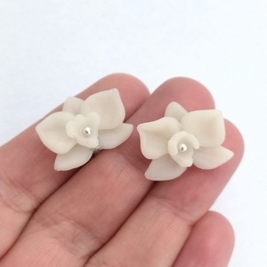 Cercei flori albe tip orhidee � handmade din lut polimeric, design delicat minimalist - Artynos.ro