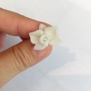 Cercei flori albe tip orhidee � handmade din lut polimeric, design delicat minimalist - bijuterii - cercei - cercei cu figurine - Artynos.ro