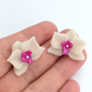 Cercei orhidee albe handmade � lut polimeric, design delicat minimalist - Artynos.ro