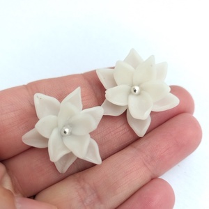 Cercei flori albe handmade � lut polimeric, design simplu și elegant - bijuterii - cercei - cercei cu figurine - Artynos.ro