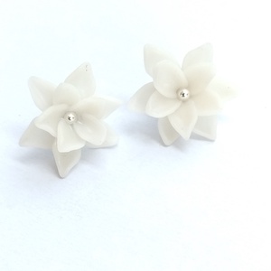 Cercei flori albe handmade � lut polimeric, design simplu si elegant - Artynos.ro