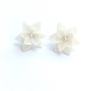 Cercei flori albe handmade � lut polimeric, design simplu și elegant - bijuterii - cercei - cercei cu figurine - Artynos.ro