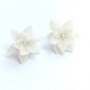 Cercei flori albe handmade � lut polimeric, design simplu și elegant - bijuterii - cercei - cercei cu figurine - Artynos.ro