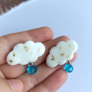 Cercei norișori albi cu foiță aurie și cristal albastru � handmade elegant - bijuterii - cercei - cercei lungi - Artynos.ro