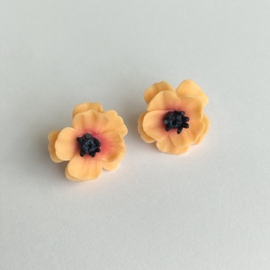 Cercei stud Anemone piersica � handmade din lut polimeric - Artynos.ro