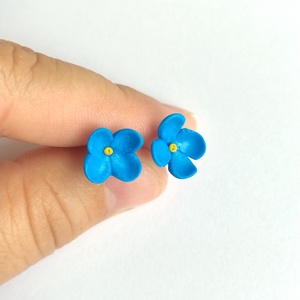Cercei stud floare albastra � handmade din lut polimeric - Artynos.ro