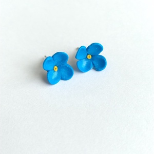 Cercei stud floare albastră � handmade din lut polimeric - bijuterii - cercei - cercei cu figurine - Artynos.ro