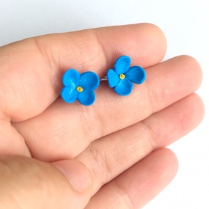 Cercei stud floare albastră � handmade din lut polimeric - bijuterii - cercei - cercei cu figurine - Artynos.ro