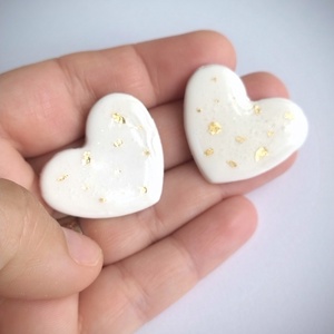 Cercei stud inima alba cu accente aurii � handmade - Artynos.ro