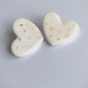 Cercei stud inimă albă cu accente aurii � handmade - bijuterii - cercei - cercei cu figurine - Artynos.ro