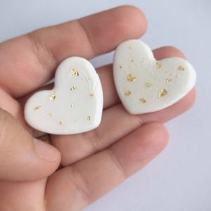 Cercei stud inimă albă cu accente aurii � handmade - bijuterii - cercei - cercei cu figurine - Artynos.ro