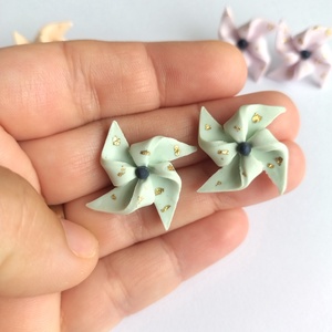 Cercei stud elice � design jucăuș handmade - bijuterii - cercei - cercei cu figurine - Artynos.ro