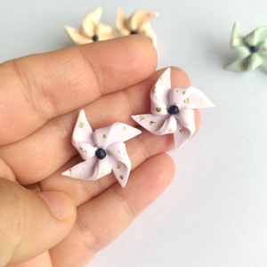Cercei stud elice � design jucăuș handmade - bijuterii - cercei - cercei cu figurine - Artynos.ro
