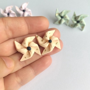 Cercei stud elice � design jucăuș handmade - bijuterii - cercei - cercei cu figurine - Artynos.ro