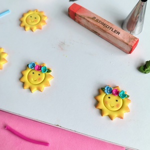 Cercei handmade Soare zâmbitor cu flori � design vesel de vară - bijuterii - cercei - cercei lungi - Artynos.ro