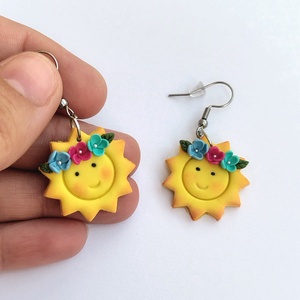 Cercei handmade „Soare zambitor cu flori” – design vesel de vara, Bijuterii, Cercei, Cercei lungi, Confectionarea bijuteriilor, Lucrare cu argila,    Cercei atarnati realizati manual din lut polimeric, in forma de soare zambitor, decorati cu flor..., ARTYNOS