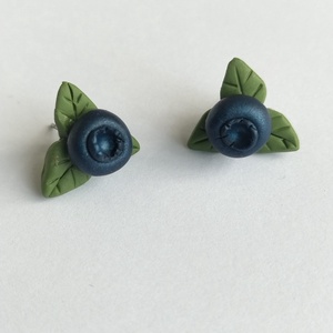 Cercei stud handmade Afine cu frunze � design natural si delicat - Artynos.ro