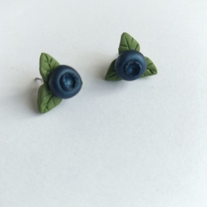 Cercei stud handmade Afine cu frunze � design natural și delicat - bijuterii - cercei - cercei cu figurine - Artynos.ro