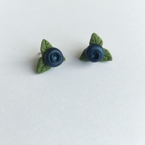 Cercei stud handmade Afine cu frunze � design natural și delicat - bijuterii - cercei - cercei cu figurine - Artynos.ro