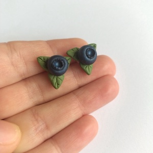 Cercei stud handmade Afine cu frunze � design natural și delicat - bijuterii - cercei - cercei cu figurine - Artynos.ro