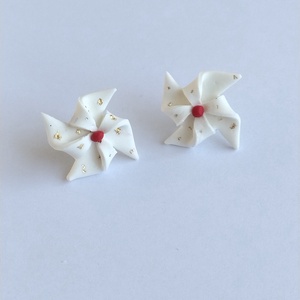 Cercei handmade tip stud elice alba, lut polimeric, foita aurie, eleganti si usori - Artynos.ro