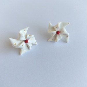 Cercei handmade tip stud elice albă, lut polimeric, foiță aurie, eleganți și ușori - bijuterii - cercei - cercei cu figurine - Artynos.ro